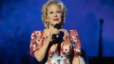 Photo of Bette Midler Says Her ‘Time on the Stage Is Basically Up’