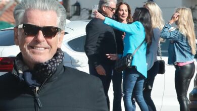 Photo of Pierce Brosnan delights a group of female fans by taking selfies with them after having lunch with a friend in Malibu