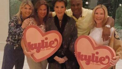 Photo of Kris Jenner Hosts Lori Loughlin, Other Famous Friends for Valentine’s Day Dinner: ‘A Sweet Night’