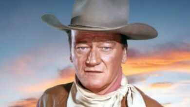 Photo of John Wayne ‘exploded in wrath’ after being found using his oxygen mask on stage