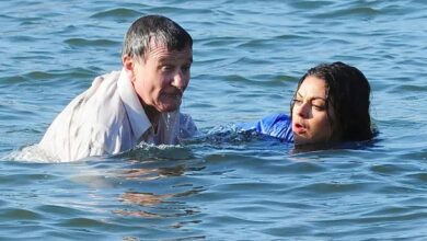Photo of Mila Kunis and Robin Williams boldly plunge into NYC’s East River while filming ‘The Angriest Man in Brooklyn’