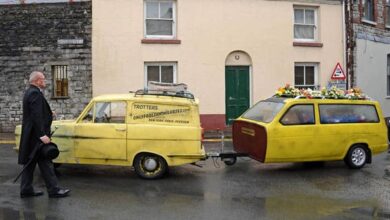 Photo of It’s Only Fools and HEARSES! Del Boy fan transforms Reliant Robin into funeral car