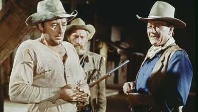 Photo of John Wayne poked fun at Robert Mitchum’s huge El Dorado gaffe during final scene